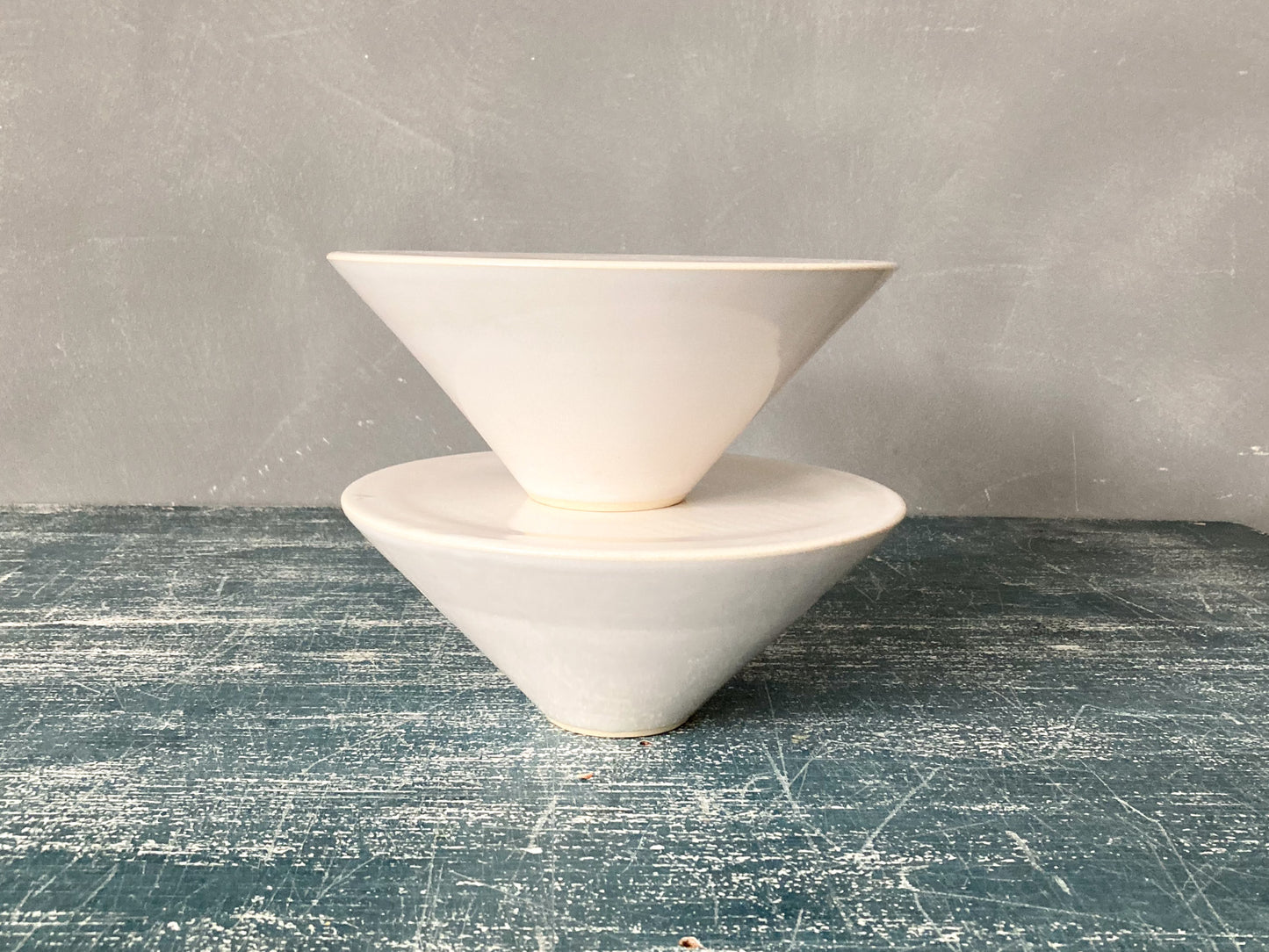 22cm円錐台皿 / 素地の凹み、釉染み