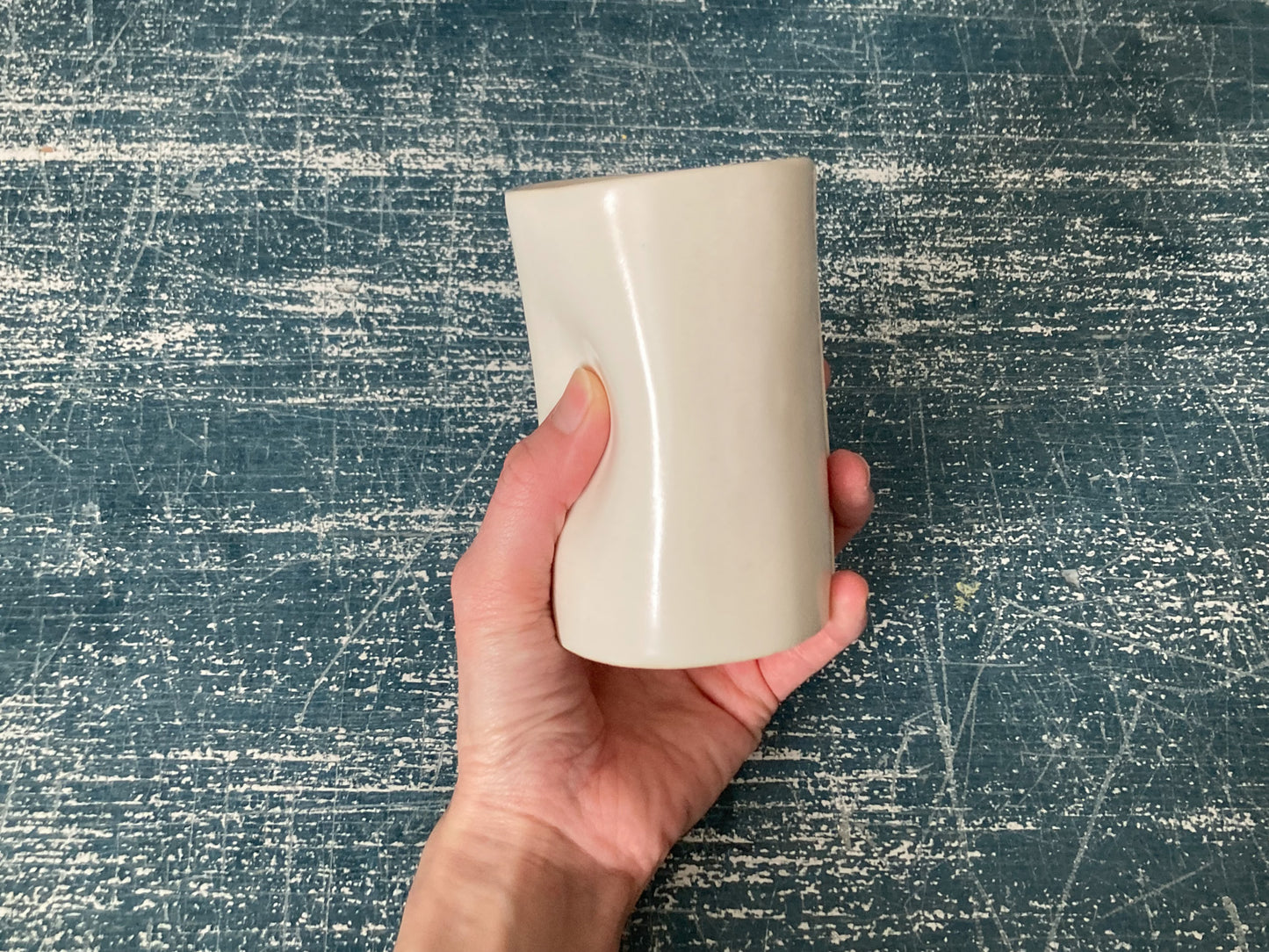 手にフィットするカップ 白（箱付き） / 釉薬の光沢